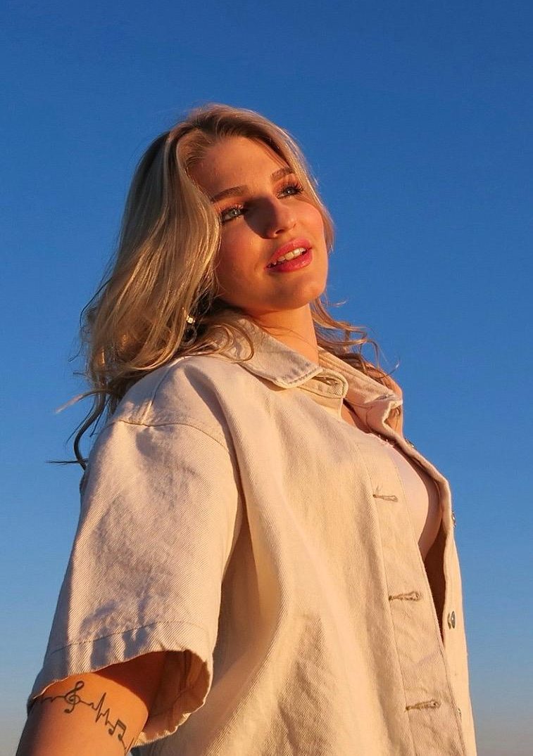 Portrait der Sängerin Kiara Huber zur Veröffentlichung ihrer Single ‚Summer Sky‘ – soulig, modern, strahlend